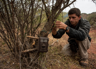 Setting_Camera_Trap_Argentina