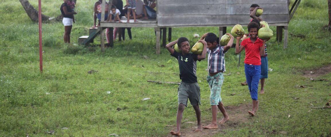 Children walking with coconuts in Indio Maiz